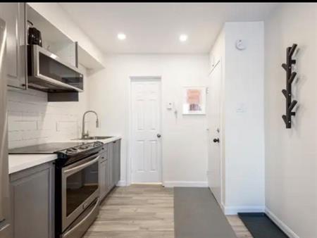 Magnifique studio de style loft à aire ouverte meublé