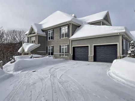 Condo 4½ luxe 1276 pi² – Plain-pied, plafonds 9’, terrasse, vue boisée, foyer, piscine – Avec Electroménager - Animaux OK