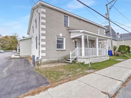 355 Avenue De Buckingham (Buckingham) Logement De 3 Chambres Au Coeur De Buckingham!