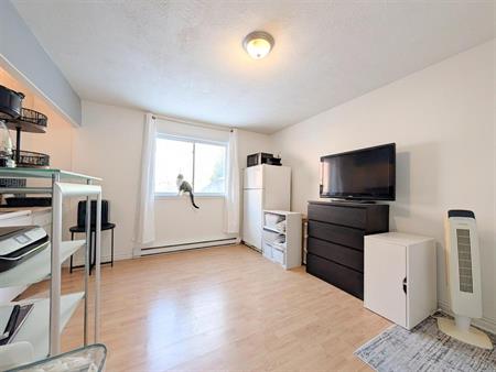 Immeuble - 122 De Carillon 3 ½ à Louer – Sherbrooke Ouest