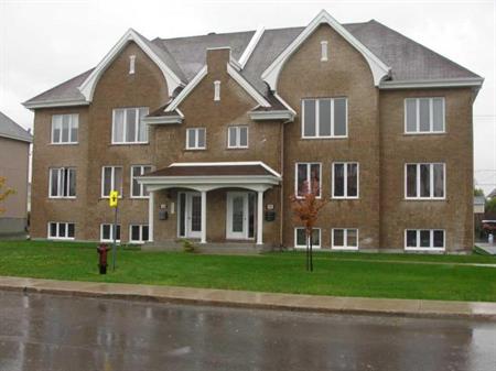Grand 4 ½ style condo fraichement peinturé Repentigny