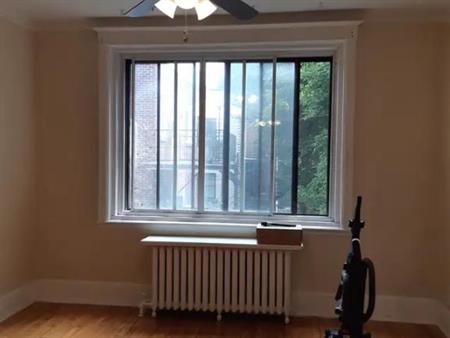 Un grand 5½ à NDG (Village Monkland) - A spacious 5½ apartment in NDG (Monkland Village) just steps from Villa-Maria metro, a