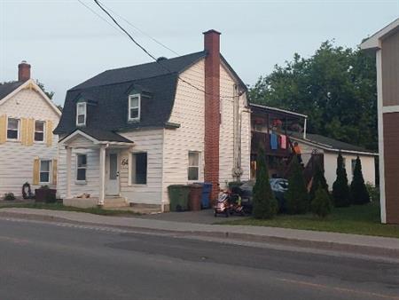 4 et demi (divisé presque comme un petit 5 et demi) droit aux chats, Farnham