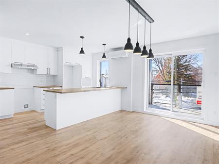 Très Grand 4 ½ Disponible Maintenant.