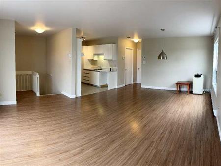 Grand logement 4 1/2 2 chambres Appartement à louer St-Nicolas 2 stationnements