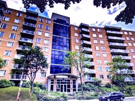 4½ à 2 pas Université Laval et Pyramide. 2 stat. intérieur, 1 rangeemnt, balcon, 5e étage vue dégagée montage