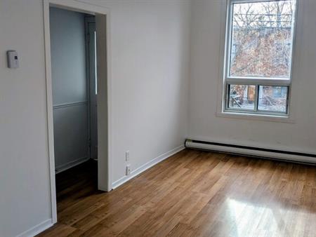 Logement Rénové 3 1/2 - Personne Seulee