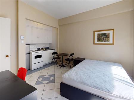 STUDIO SPACIEUX AVEC VUE SUR UN LUXURIANT JARDIN PRIVÉ !!