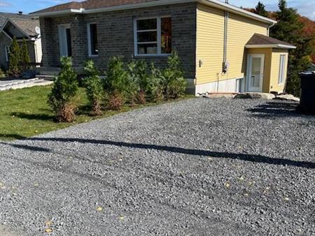 3 1/2 Bachelor très éclairé à Sainte-Agathe