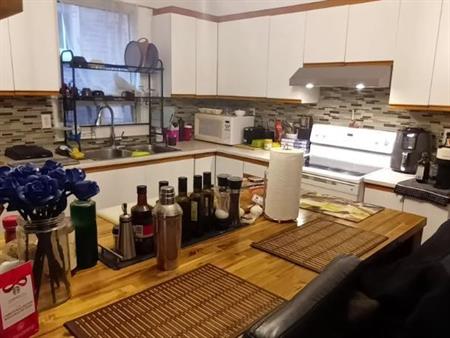 métro St-Michel 5 1/2 (3 chambres fermées )