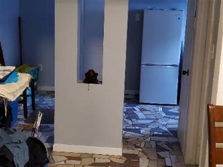 2 1/2 PRES DU METRO CADILLAC