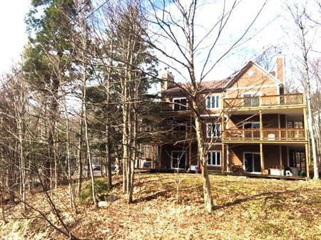 Sutton - Joli 4½ au rez-de-chaussée, à louer à l’année, 1500$/mois. Meublé et impeccable.