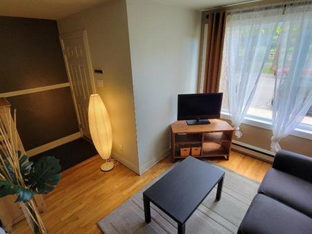 A LOUER magnifique 3 1/2 meublé avec jardin + stationnement