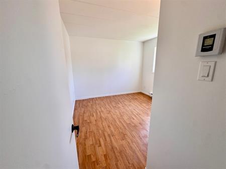 SUPERBE 4 1/2 PISCINES , GYM - A VOIR!