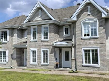 4 1/2 1er Étage Appartement à Louer