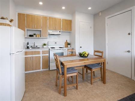 3 ½ LIBRE LE 1ER MAI À CHARLESBOURG (QC)