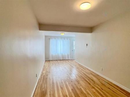Studio lumineux à Rosemont / logement 3 1/2 -- Petite-Patrie (2e étage d'un triplex)