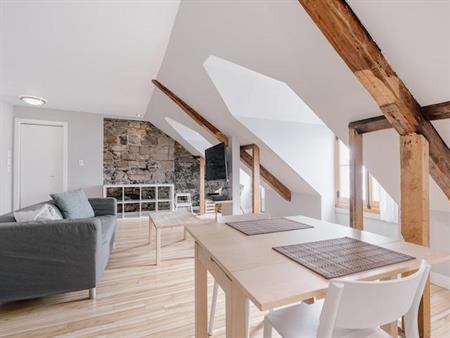 Loft entièrement meublé à louer Vieux-Québec août 2026