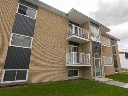 4 1/2 AU 1ER ÉTAGE DISPONIBLE MAINTENANT !