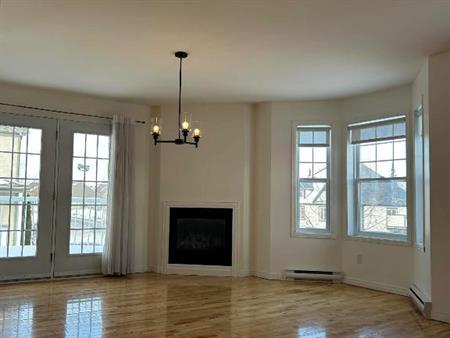 Superbe 4 1/2 Boul du Mi-Vallon fraîchement rénové