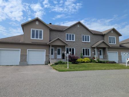Grand condo à louer avec garage et remise
