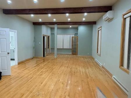 Très grand logement à louer sur deux étages dans un triplex au bord de l'eau