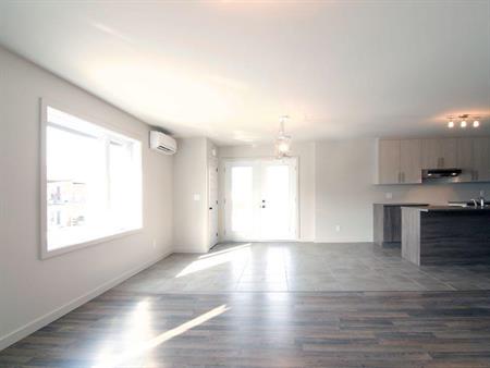 Ajouter à mes favoris 4 1/2 dans un quadruplex Rock Forest (Sherbrooke)