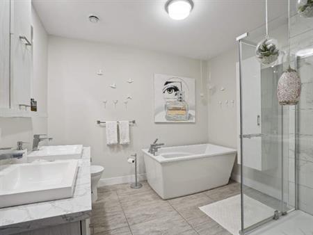 2 CH - 2 SDB - Bromont - $2,025 /mo