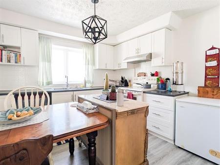 Immeuble - 5891-5901 Boulevard Bourque Grand 6 1/2 Sur Deux étages à Louer