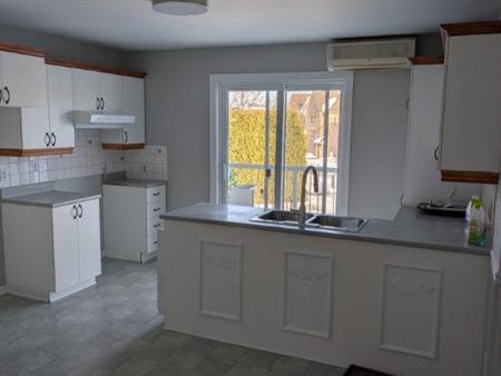 Condo 5 1/2, a louer , lumineux et bien situé .