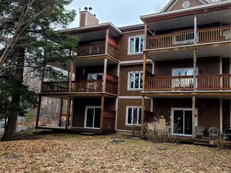 Sutton - Joli 4½ au dernier étage, à louer à l’année, 1500$/mois.