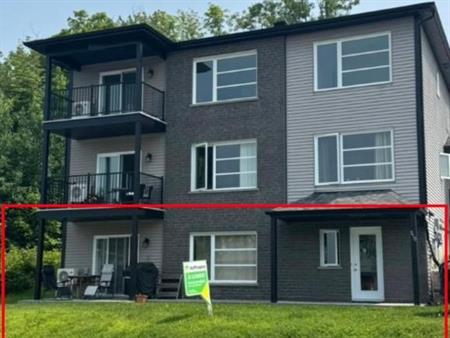 Magog - condo / apartement à louer avec une vue spectaculaire disponible le 1 juillet ou quelques jours avant.