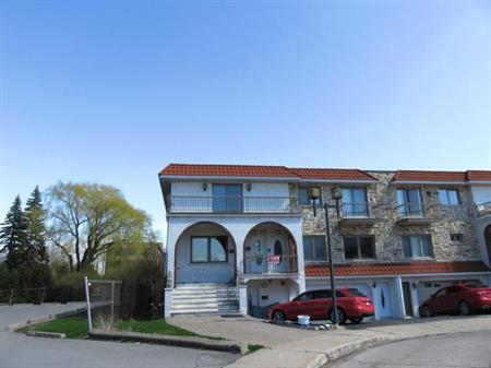 Rosemont - Superbe 4 1/2 à aire ouverte, situé juste en face de l'Hôpital Santa Cabrini.