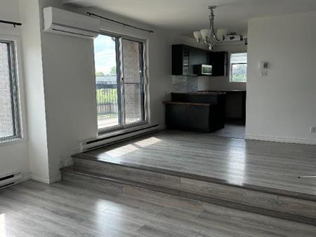 Superbe 4 1/2 moderne avec électroménager