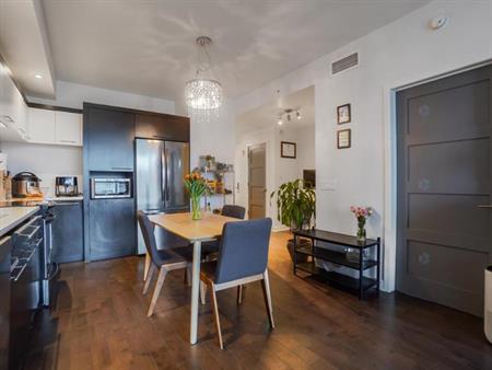 Condo 3 ½ + Den à louer (REM)