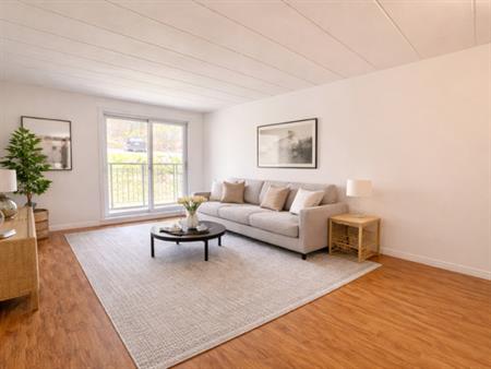 SUPERBE 4 1/2 PISCINES , GYM - A VOIR!