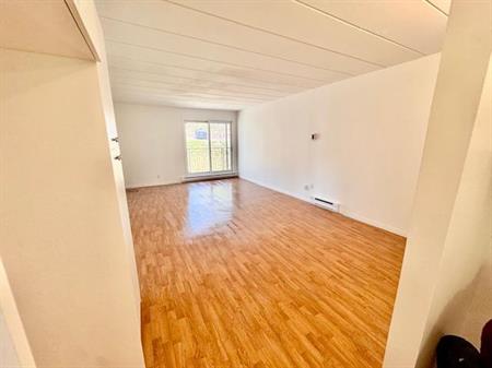 SUPERBE 4 1/2 en coin rénové avec goût! Piscines, gym, internet compris!