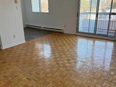 Grand Appartement 4 1/2 à louer, Vimont, Laval, Qc