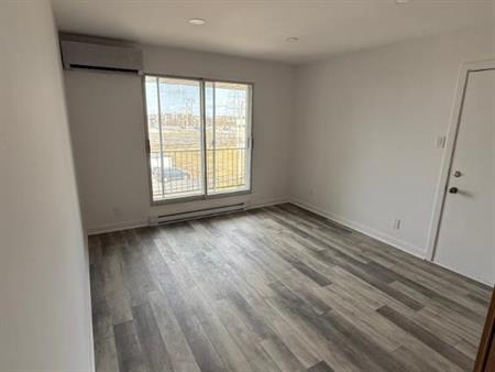 APPARTEMENT 4 1/2 A ST-CONSTANT AVEC 2 CHAMBRES À COUCHER FERMÉES AU DERNIER ETAGE