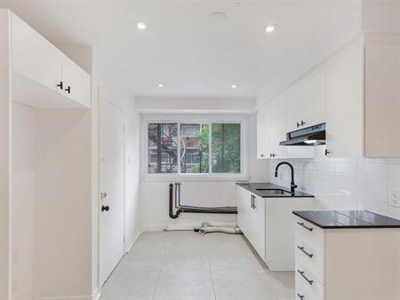 LUMINEUX 4 1/2 RÉNOVÉ AVEC AIR CLIMATISÉ ET STATIONNEMENT ($)