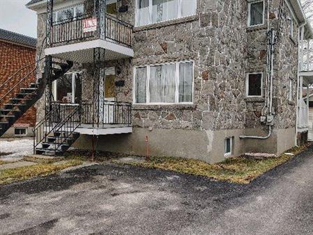 À St Jérôme haut de duplex 5 1/2..3 chambres près de la gare et centre ville et de tout les commodités