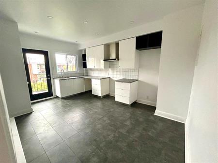 Grand 4 1/2 contemporain au 2e étage d’un triplex à louer