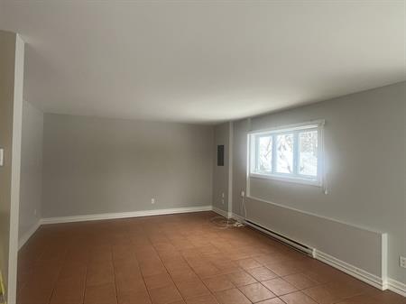 BEAU GRAND 3 ½ A LOUER