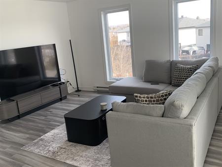 2 Chambres à Coucher Appartement à Louer