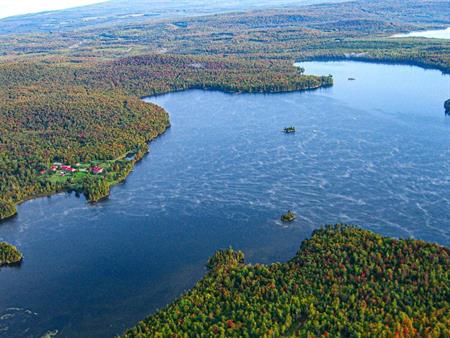 Terrain pour projet Airbnb en Estrie au bord du Lac Moffatt