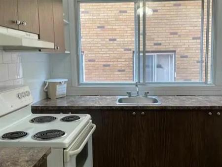 SUPERBE ET GRAND 2 1/2 CHAUFFÉ DISPONIBLE IMMÉDIATEMENT SUR LA RUE MARQUETTE DANS LA PETITE-PATRIE.