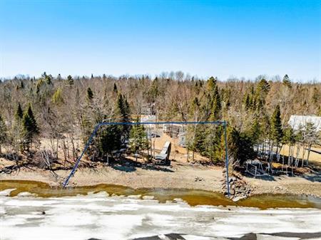 Grand Lac St-François, secteur Sainte-Praxède. RARETÉ, PLAGE privée au bord de l’eau. Terrain de +/-15 000 pi.ca. avec 100 pi