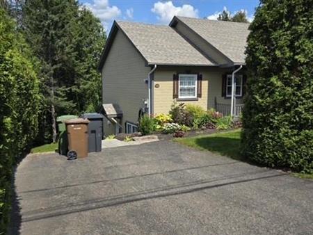 ST-SAUVEUR. grand logement, rez de jardin