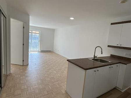 1 CHAMBRE - RÉNOVÉ - DISPO MAINTENANT