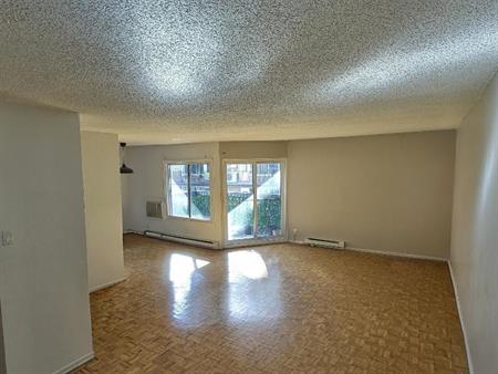 « Spacieux 4½ au 8e étage avec balcon au cœur du Golden Mile — lumineux, bien entretenu et prêt à habiter. »